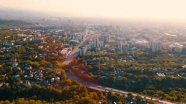 Alfarabi Bulvarı 'nın hava aracı manzarası. Araba trafiği ve Kazakistan' ın Almaty şehrinde büyük binalar gökdelenleri.
