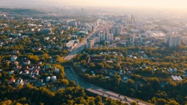 Alfarabi Bulvarı 'nın hava aracı manzarası. Araba trafiği ve Kazakistan' ın Almaty şehrinde büyük binalar gökdelenleri.