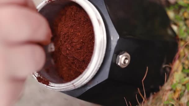 Függőleges Videó Turista Tesz Őrölt Kávét Ujjait Fekete Moka Pot — Stock videók