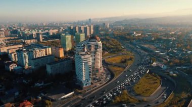Almaty City, Kazakistan 'da Alfarabi Bulvarı' ndaki hava aracı manzaralı büyük binalar.