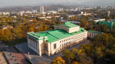 Sonbahar zamanı Kazakistan 'daki Almaty şehrinin merkezindeki Opera ve Bale Tiyatrosunun insansız hava aracı görüntüsü.