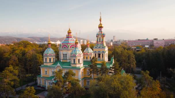 Letecké Bezpilotní Panorama Katedrály Nanebevzetí Panfilovského Parku Kazachstánu Ruský Ortodoxní — Stock video