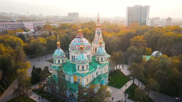 Panorama Dronelor Aeriene Catedralei Înălțării Biserica Ortodoxă Rusă Copaci Galbeni — Videoclip de stoc
