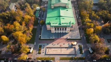 Sonbahar zamanı Kazakistan 'daki Almaty şehrinin merkezindeki Opera ve Bale Tiyatrosunun insansız hava aracı görüntüsü.