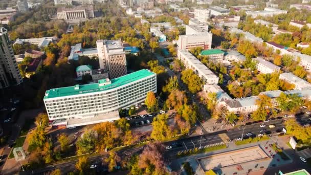 カザフスタンの秋のパニフィロフ通りにある空中ドローンビューホテルアルマティ — ストック動画