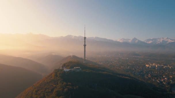 Drohnenaufnahmen Vom Hohen Fernsehturm Der Stadt Almaty Und Dem Park — Stockvideo