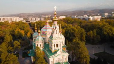 Yükseliş Katedrali 'nin insansız hava aracı panoraması. Rus Ortodoks Kilisesi. Sarı ağaçlarda. Sonbaharda Kazakistan' ın Almaty şehrinin Panfilov Parkı.
