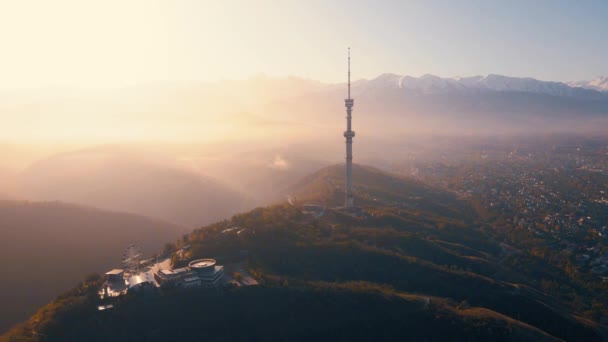 Drone Aéreo Tiro Símbolo Almaty Cidade Alta Torre Parque Colina — Vídeo de Stock