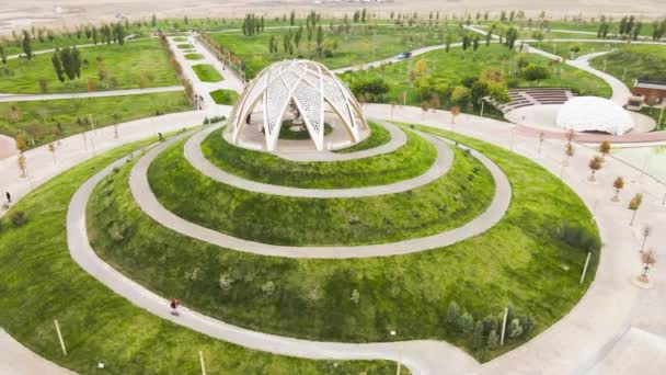 パーク内のガゼボとスパイラルパスでの空中ドローンショット カザフスタンのトルキスタンにあるZhibek Zholyアートパークの改良 — ストック動画