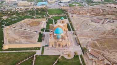 Güney Kazakistan 'daki Türkistan antik binasındaki Khoja Ahmed Yasavi anıtı hava aracı görüntüsü