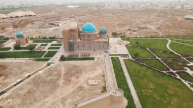 Güney Kazakistan 'daki Türkistan antik binasındaki Khoja Ahmed Yasavi anıtı hava aracı görüntüsü