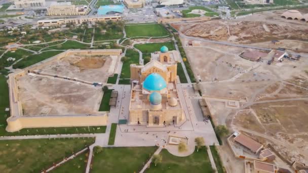哈萨克斯坦南部Turkestan市Khoja Ahmed Yasavi陵墓的无人驾驶飞机图像 — 图库视频影像