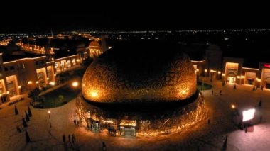 Altyn Samuryk 'un Türkistan' da gece vakti altın yumurta şeklinde uçan tiyatrosunun insansız hava aracı görüntüsü. Güney Kazakistan 'da modern doğu mimarisi