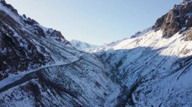 Dağ aralığının hava drone görüntüsü. Bakire beyaz karla kaplı. Kazakistan 'ın Almaty şehrindeki Tien Shan Dağı