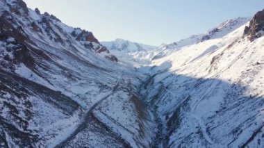 Dağ aralığının hava drone görüntüsü. Bakire beyaz karla kaplı. Kazakistan 'ın Almaty şehrindeki Tien Shan Dağı