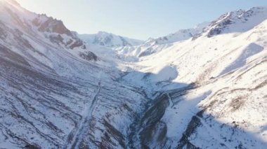 Dağ aralığının hava drone görüntüsü. Bakire beyaz karla kaplı. Kazakistan 'ın Almaty şehrindeki Tien Shan Dağı