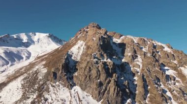 Dağ aralığının hava drone görüntüsü. Bakire beyaz karla kaplı. Kazakistan 'ın Almaty şehrindeki Tien Shan Dağı
