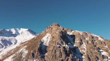 Dağ aralığının hava drone görüntüsü. Bakire beyaz karla kaplı. Kazakistan 'ın Almaty şehrindeki Tien Shan Dağı