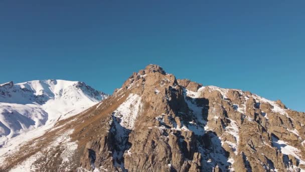 空中无人侦察机拍摄的山脉景观覆盖着初生的白雪 哈萨克斯坦阿拉木图市天山山 — 图库视频影像