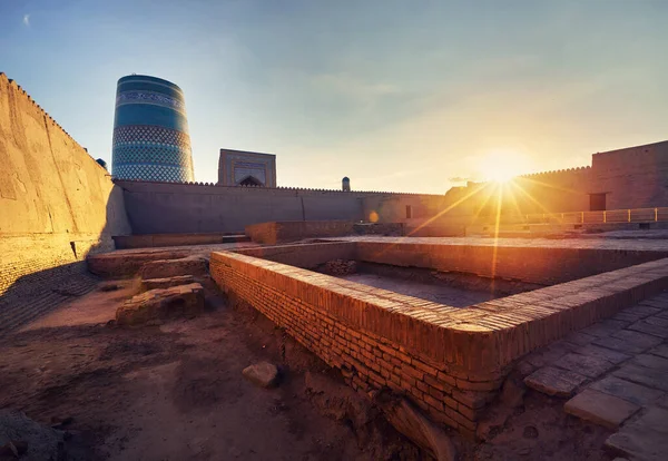 在乌兹别克斯坦Khiva的Kalta Minor尖塔古城墙前的Kunia方舟遗址日落 — 图库照片