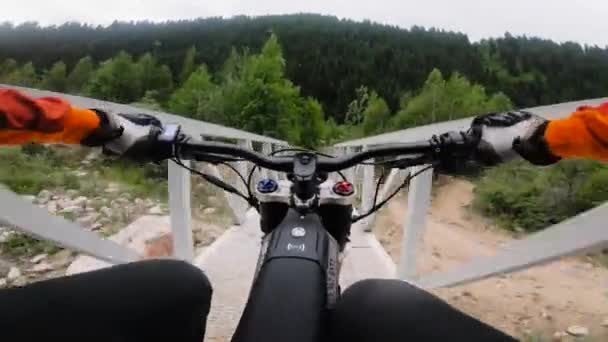 Mountain Ποδηλάτης Διασχίζουν Ποτάμι Γέφυρα Για Την Ηλεκτρική Μοτοσικλέτα Στο — Αρχείο Βίντεο