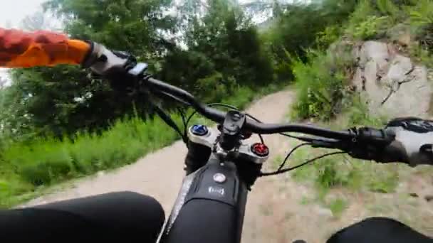 Mountainbiker Auf Elektro Motorrad Auf Trail Grünen Bergwald Pov Hinter — Stockvideo