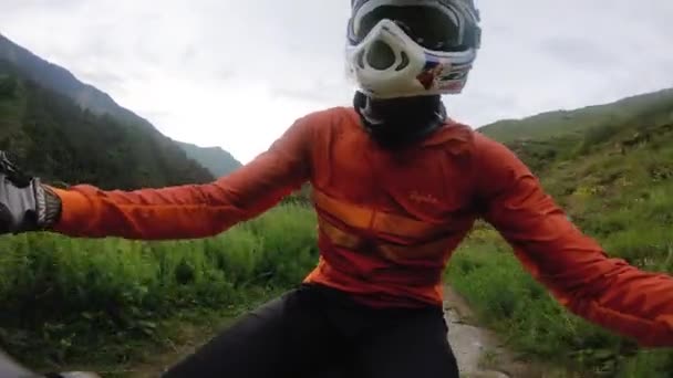 Retrato Ciclista Montaña Casco Completo Montando Motocicleta Eléctrica Sendero Bosque — Vídeo de stock