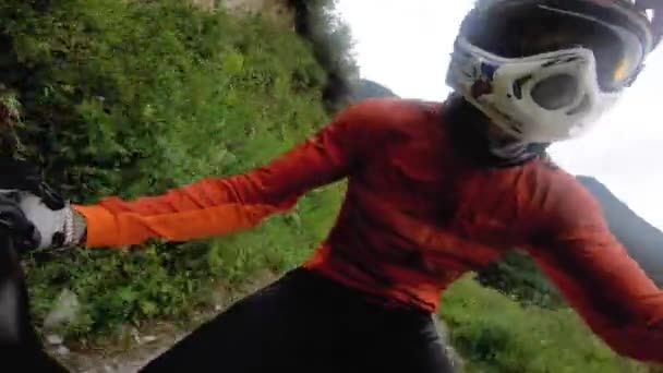 Portrét Horského Cyklisty Plné Tváři Helma Elektrické Motorce Stezce Zeleném — Stock video