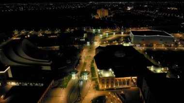 Karavan Sarai 'nin merkez caddesindeki hava aracı görüntüleri gece vakti Türkistan' da sokakları aydınlattı. Güney Kazakistan 'da modern doğu mimarisi