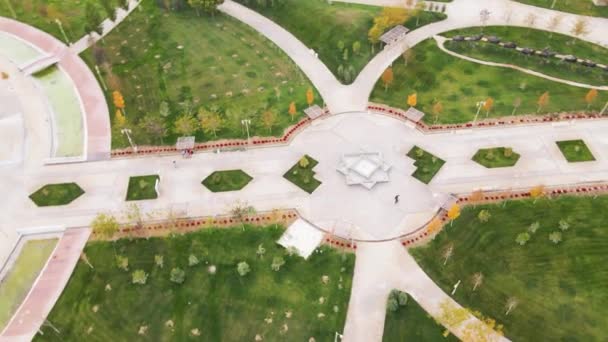 Drone Aéreo Tiro Dois Pequenos Patinadores Parque Parque Arte Zhibek — Vídeo de Stock