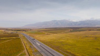 Drone Hava Yolları taşımacılığı sarı kamyon endüstrisi tarla mahsulü doğa otoyolu uluslararası dağıtım konsepti