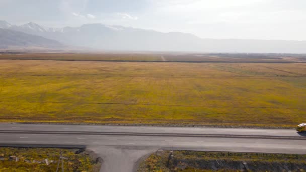 Drone Transport Aérien Camion Jaune Industrie Grandes Cultures Nature Autoroute — Video