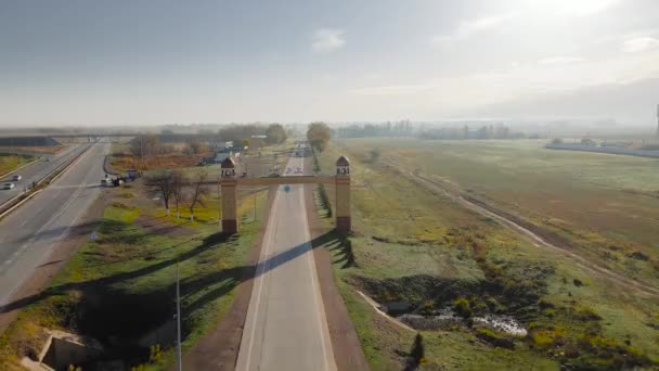 カザフスタンのメルケ市で秋に黄色いフィールド近くの輸送で道路の空中ドローンビューパノラマ — ストック動画