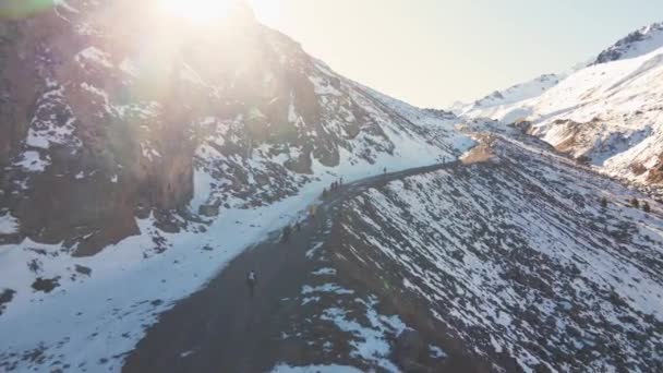Drohnenaufnahmen Von Himmelsläufern Beim Rennen Der Schneelandschaft Winter — Stockvideo