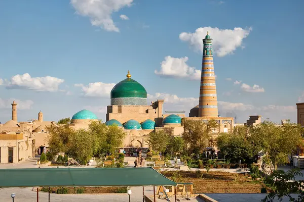 우즈베키스탄 키바에있는 Itchan 미나렛에있는 Mahmoud 시인과 이슬람 미나렛의 무솔레움 — 스톡 사진