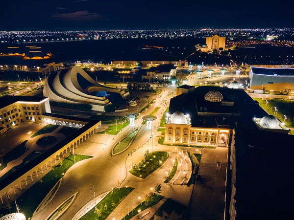 Karavan Sarai 'nin merkez caddesindeki hava aracı görüntüleri gece vakti Türkistan' da sokakları aydınlattı. Güney Kazakistan 'da modern doğu mimarisi