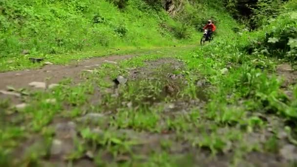 Portrait Mountain Biker Full Face Helm Riding Electric Motorcycle Trail — Stok Video