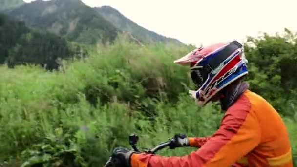 Retrato Ciclista Montaña Casco Completo Montado Motocicleta Eléctrica Sendero Bosque — Vídeos de Stock