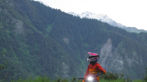 Portrait Vtt Plein Casque Équitation Moto Électrique Avec Une Lumière — Video