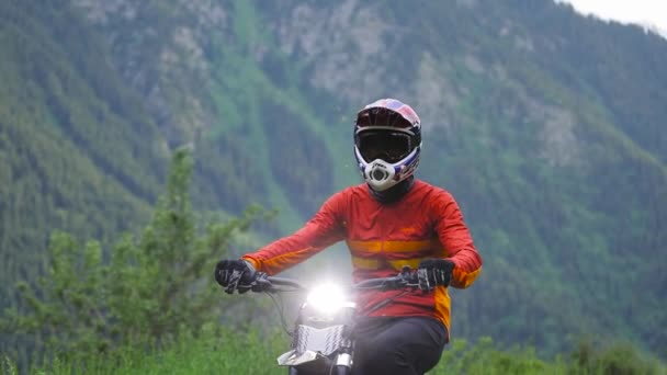 Ritratto Mountain Biker Casco Integrale Cavalcando Moto Elettrica Con Luce — Video Stock