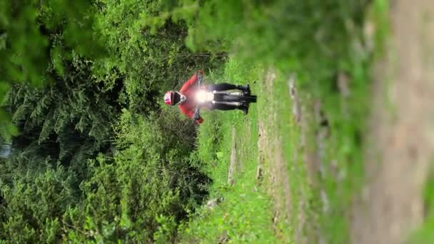 Vídeo Vertical Del Ciclista Montaña Casco Completo Caballo Motocicleta Eléctrica — Vídeos de Stock