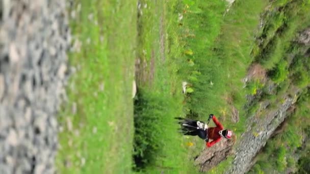 Κατακόρυφο Βίντεο Του Ποδηλάτης Βουνού Full Face Κράνος Ιππασίας Ηλεκτρική — Αρχείο Βίντεο