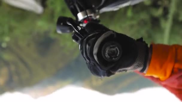 Szoros Kéz Fojtószelep Fogantyú Mountain Kerékpáros Teljes Arcú Sisak Lovaglás — Stock videók