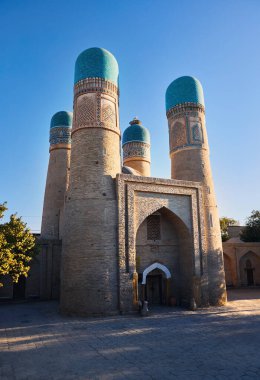 Özbekistan 'ın Buhara şehrinin merkezinde dört kulesi olan Chor Minor eski medresesi