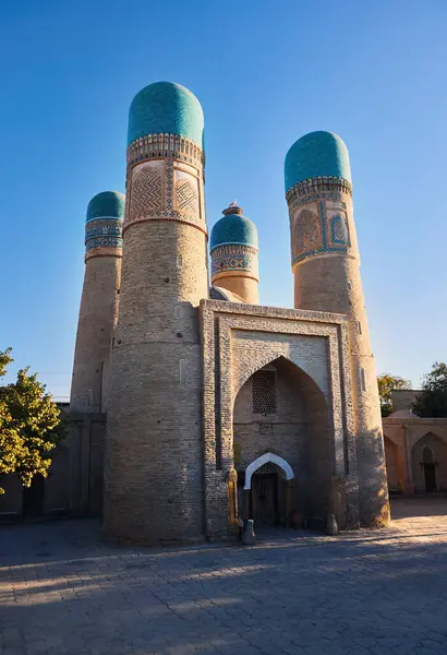 우즈베키스탄의 부하라 중심에 탑이있는 Chor Minor Old Madrasah — 스톡 사진