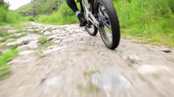 Hegyi Kerékpáros Lovaglás Elektromos Motorkerékpár Kilátás Hátsó Kerék Hegyi Úton — Stock videók