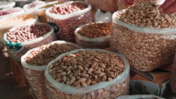 ขายผลอ ลมอนด สดและผลไม งในถ งในตลาดอาหารท องถ นใน Bukhara ซเบก สถาน — วีดีโอสต็อก
