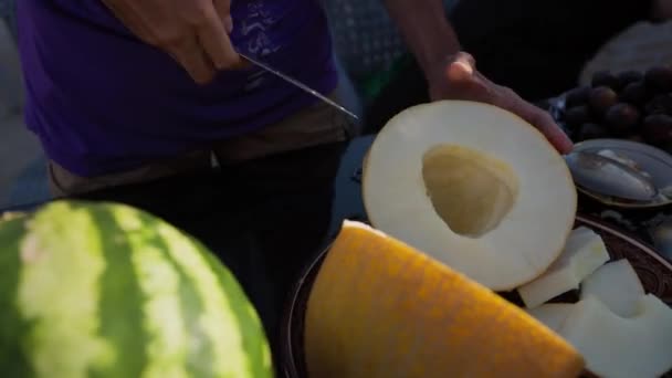 Muž Krájí Zralý Žlutý Uzbecký Meloun Nožem Restauraci Kousky Buchara — Stock video