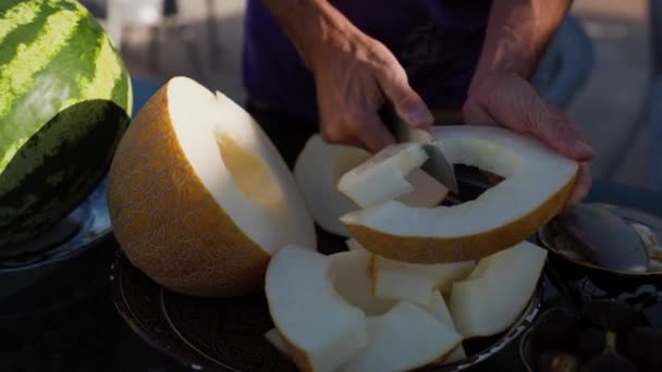 Mann Schneidet Reife Gelbe Usbekische Melone Restaurant Buchara Usbekistan Mit — Stockvideo