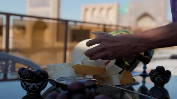 Man Gesneden Rijpe Gele Oezbeekse Meloen Door Mes Het Restaurant — Stockvideo